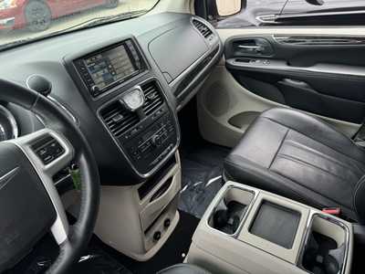 2015 Chrysler Town & Country, $9990. Photo 9