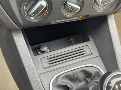 2014 Volkswagen Jetta, $3990. Photo 5