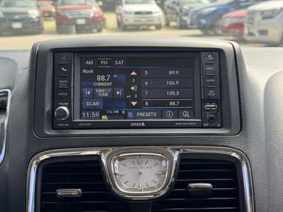 2015 Chrysler Town & Country, $9790. Photo 4