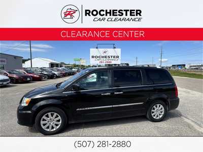 2015 Chrysler Town & Country, $9790. Photo 1