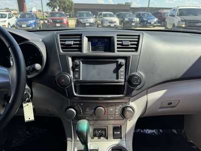 2013 Toyota Highlander, $9990. Photo 2