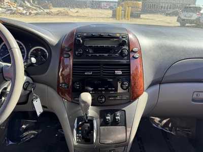 2005 Toyota Sienna, $6000. Photo 2
