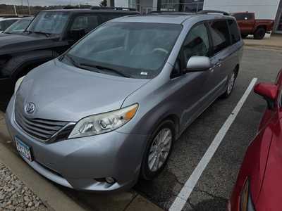 2013 Toyota Sienna, $. Photo 2