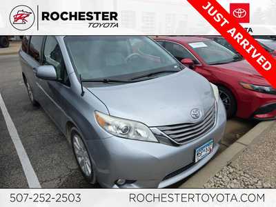 2013 Toyota Sienna, $. Photo 1