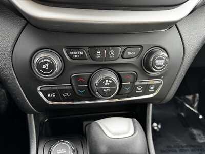 2015 Jeep Cherokee, $7990. Photo 11