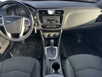 2011 Chrysler 200, $5000. Photo 2