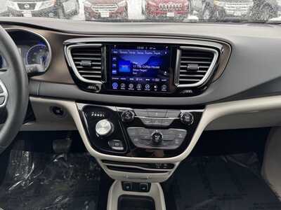 2017 Chrysler Pacifica, $7967. Photo 2