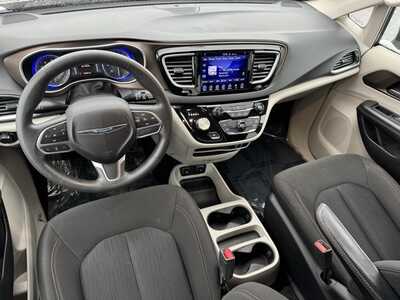 2017 Chrysler Pacifica, $7967. Photo 5
