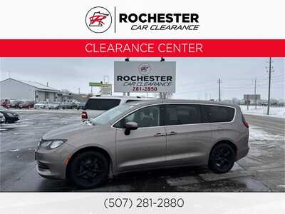 2017 Chrysler Pacifica, $7967. Photo 1