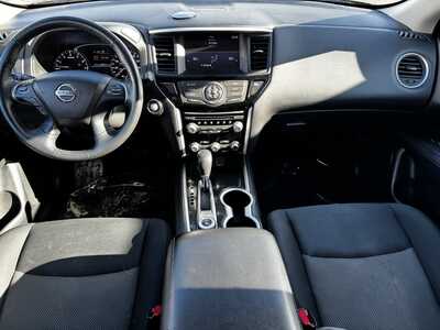 2018 Nissan Pathfinder, $10490. Photo 10