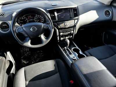 2018 Nissan Pathfinder, $10490. Photo 9