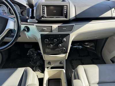 2010 Volkswagen Routan, $4990. Photo 2