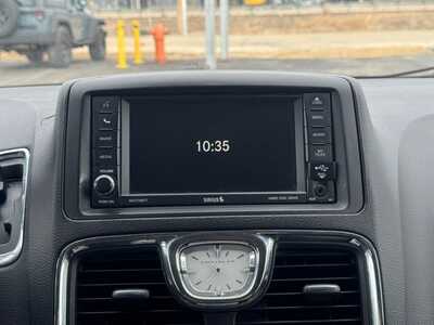 2015 Chrysler Town & Country, $9990. Photo 3