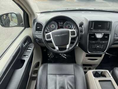 2015 Chrysler Town & Country, $9990. Photo 5