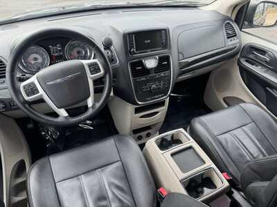 2015 Chrysler Town & Country, $9990. Photo 6