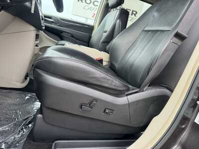 2015 Chrysler Town & Country, $9990. Photo 8