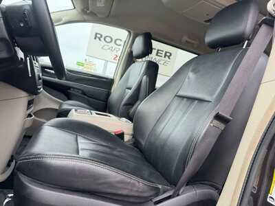 2015 Chrysler Town & Country, $9990. Photo 9