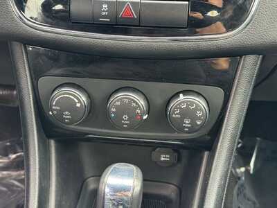 2011 Chrysler 200, $4590. Photo 11