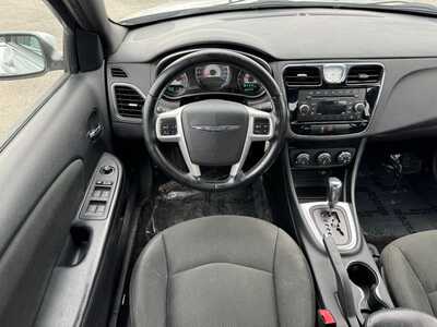 2011 Chrysler 200, $4590. Photo 4
