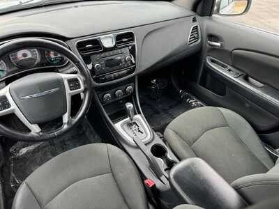 2011 Chrysler 200, $4590. Photo 5