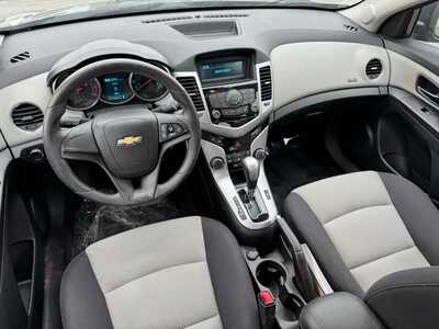 2014 Chevrolet Cruze, $7590. Photo 4