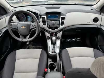 2014 Chevrolet Cruze, $7590. Photo 5