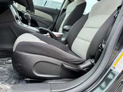 2014 Chevrolet Cruze, $7590. Photo 6