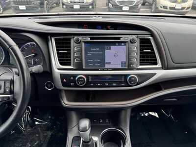 2017 Toyota Highlander, $14997. Photo 2
