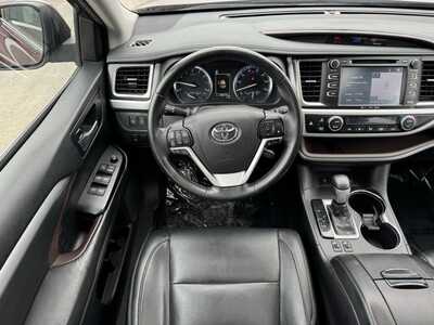 2017 Toyota Highlander, $14997. Photo 5