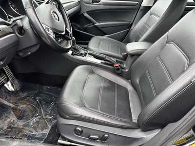 2017 Volkswagen Passat, $6591. Photo 5
