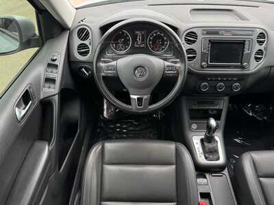 2017 Volkswagen Tiguan, $10490. Photo 4