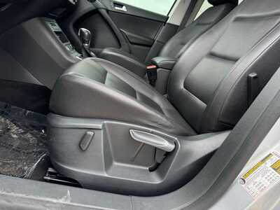 2017 Volkswagen Tiguan, $10490. Photo 7
