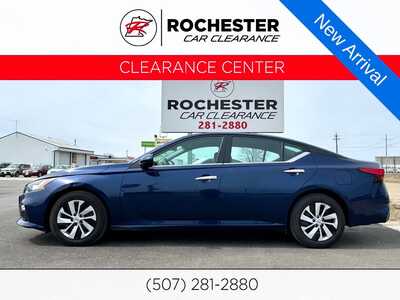 2019 Nissan Altima, $11690. Photo 1