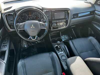 2016 Mitsubishi Outlander, $10491. Photo 8