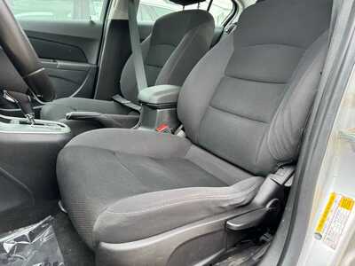 2014 Chevrolet Cruze, $3800. Photo 4