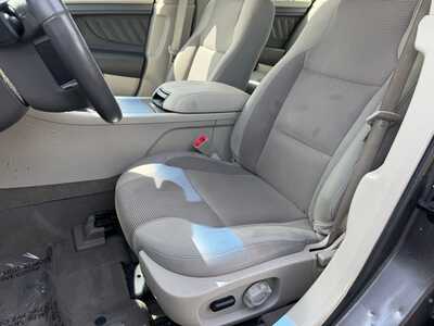 2011 Ford Taurus, $6398. Photo 4