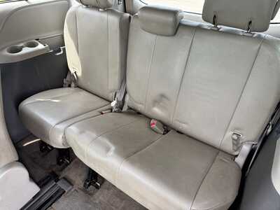 2014 Toyota Sienna, $11591. Photo 10