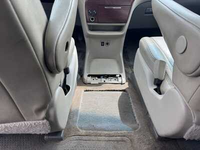 2014 Toyota Sienna, $11591. Photo 11