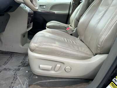 2014 Toyota Sienna, $11591. Photo 5
