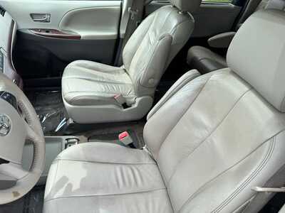 2014 Toyota Sienna, $11591. Photo 6