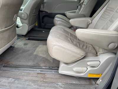 2014 Toyota Sienna, $11591. Photo 8