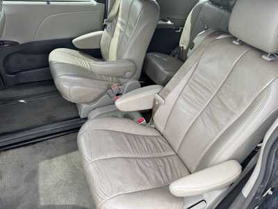 2014 Toyota Sienna, $11591. Photo 9