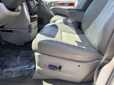 2007 Chrysler Town & Country, $3999. Photo 4