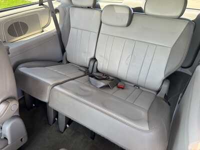 2007 Chrysler Town & Country, $3999. Photo 9