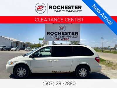 2007 Chrysler Town & Country, $3999. Photo 1