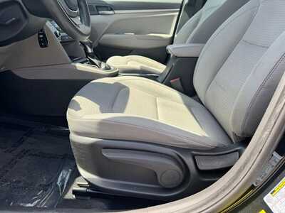 2017 Hyundai Elantra, $6490. Photo 4