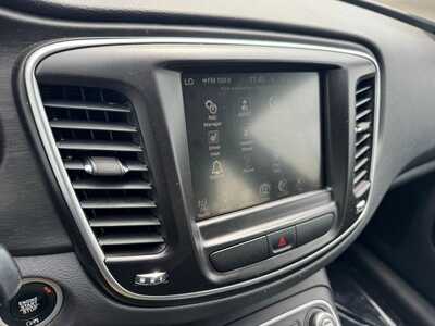 2017 Chrysler 200, $7500. Photo 2