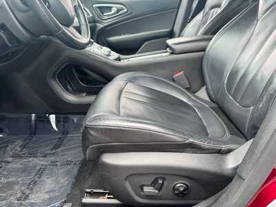 2017 Chrysler 200, $7500. Photo 5