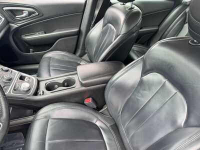 2017 Chrysler 200, $7500. Photo 6