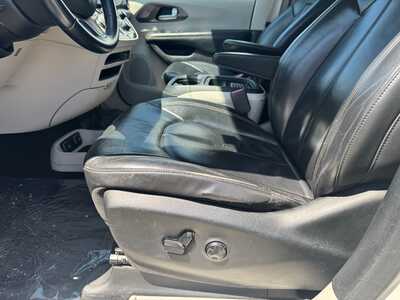 2017 Chrysler Pacifica, $10990. Photo 5